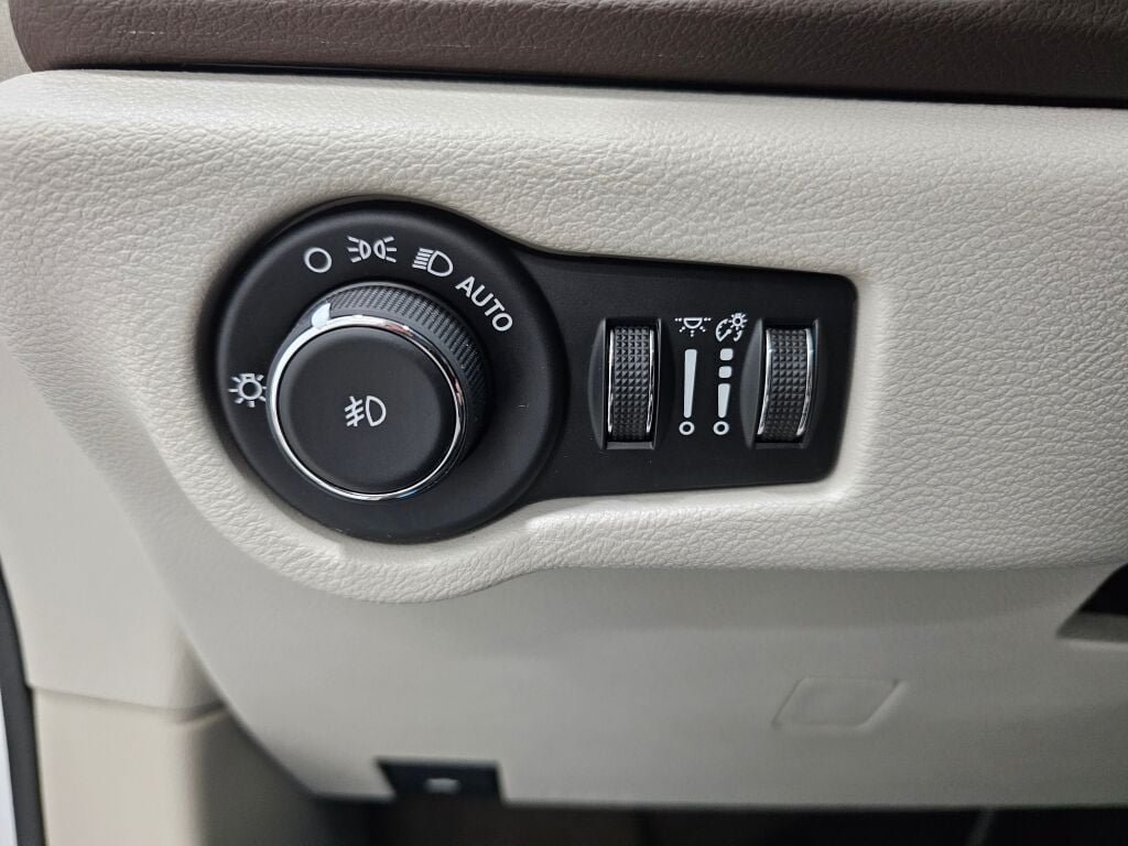 Used 2020 Chrysler Pacifica Touring-L FWD image 26