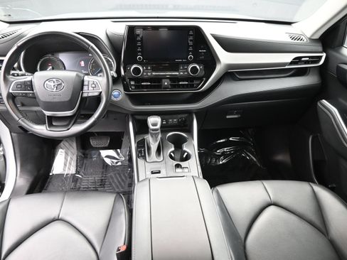 Used 2022 Toyota Highlander XLE FWD image 16