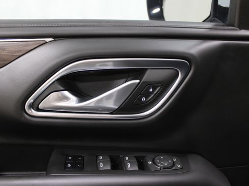 Used 2023 Chevrolet Suburban Z71 image 9