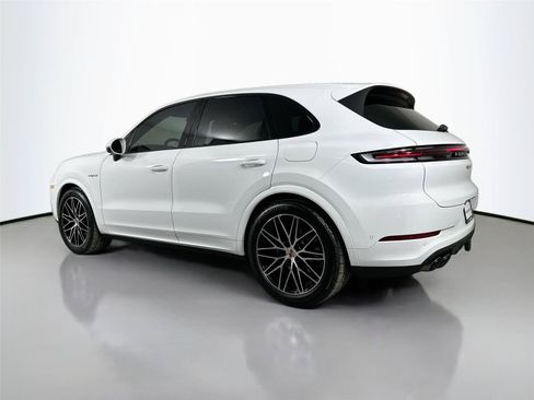 Certified 2026 Porsche Cayenne Coupe AWD/4WD image 3