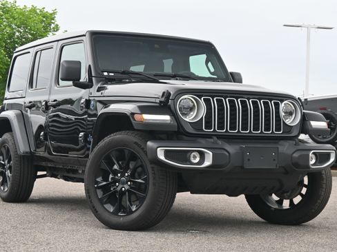 Used 2025 Jeep Wrangler Unlimited Sahara w/ Safety Group AWD/4WD image 2
