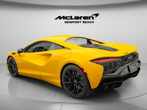 Used 2024 McLaren Artura RWD image 4