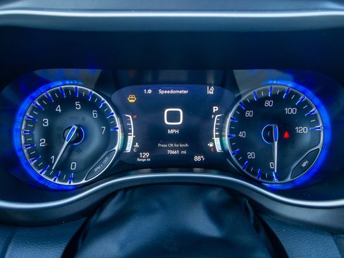 Used 2024 Chrysler Pacifica Touring-L FWD image 17