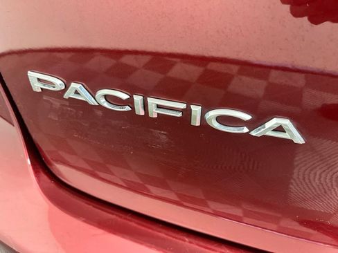 Used 2023 Chrysler Pacifica Touring-L FWD image 4