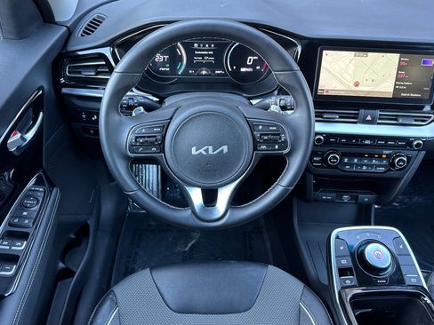 Used 2022 Kia Niro EX image 16