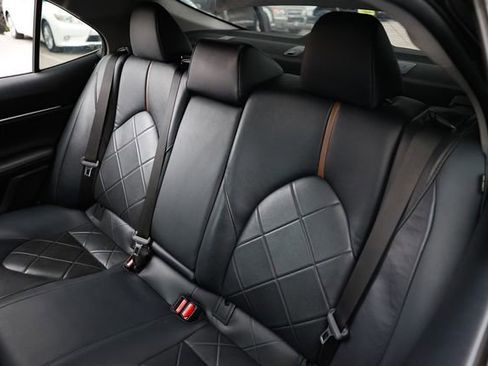 Used 2019 Toyota Camry XLE image 11