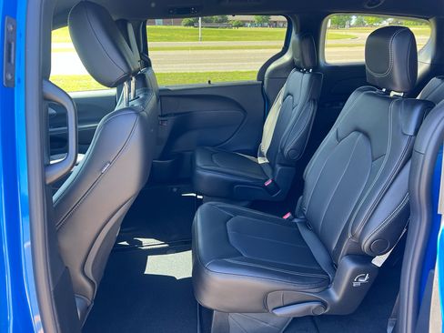 New 2026 Chrysler Pacifica Select w/ S Appearance Package image 18