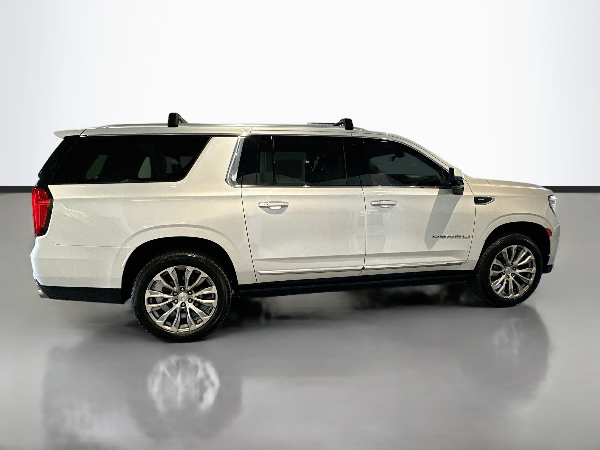 Used 2021 GMC Yukon XL Denali w/ Denali Ultimate Package AWD/4WD image 4