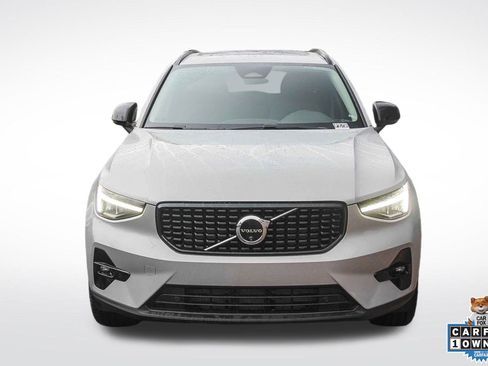 Used 2025 Volvo XC40 B5 Plus image 2