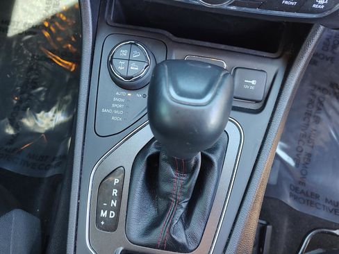 Used 2020 Jeep Cherokee Trailhawk w/ Cold Weather Group AWD/4WD image 17