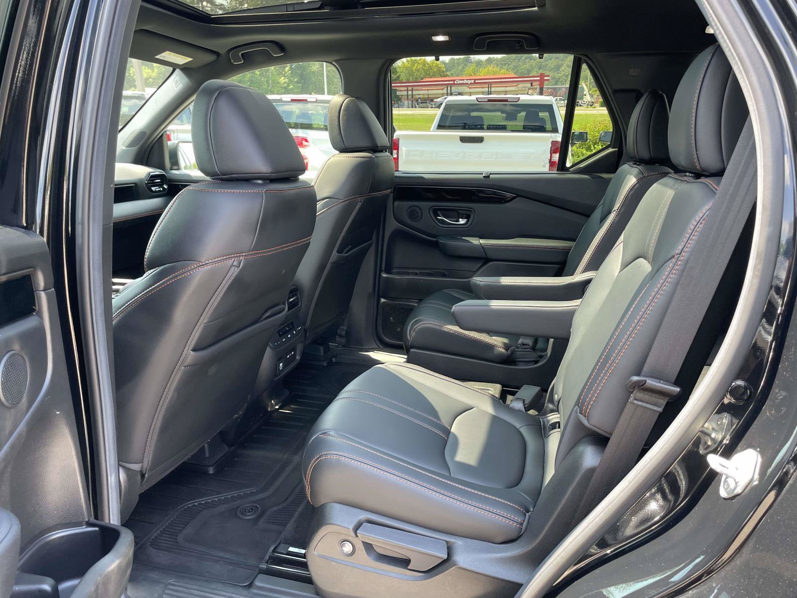 Used 2025 Honda Pilot TrailSport image 3