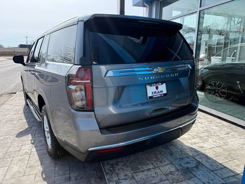Used 2022 Chevrolet Suburban LT RWD image 3