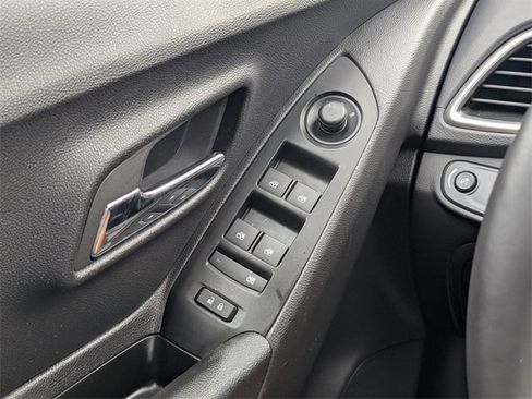 Used 2022 Chevrolet Trax LT w/ LT Convenience Package image 23