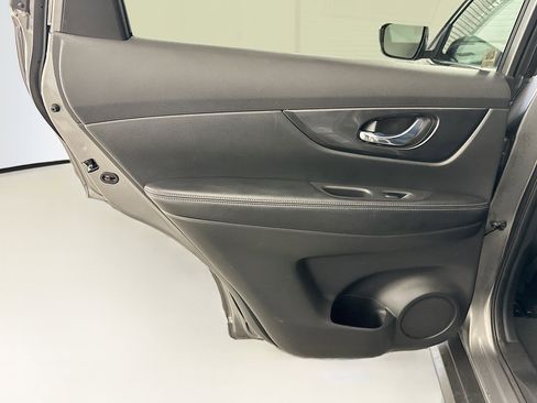 Used 2017 Nissan Rogue SV AWD/4WD image 26