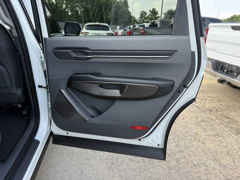 Used 2024 Kia EV9 Light Long Range RWD image 18