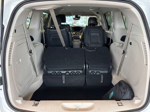 Used 2023 Chrysler Pacifica Touring-L FWD image 28