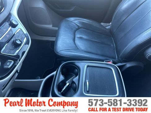 Used 2022 Chrysler Pacifica Touring-L image 18
