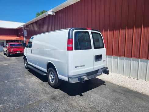 Used 2017 GMC Savana 2500 RWD image 2