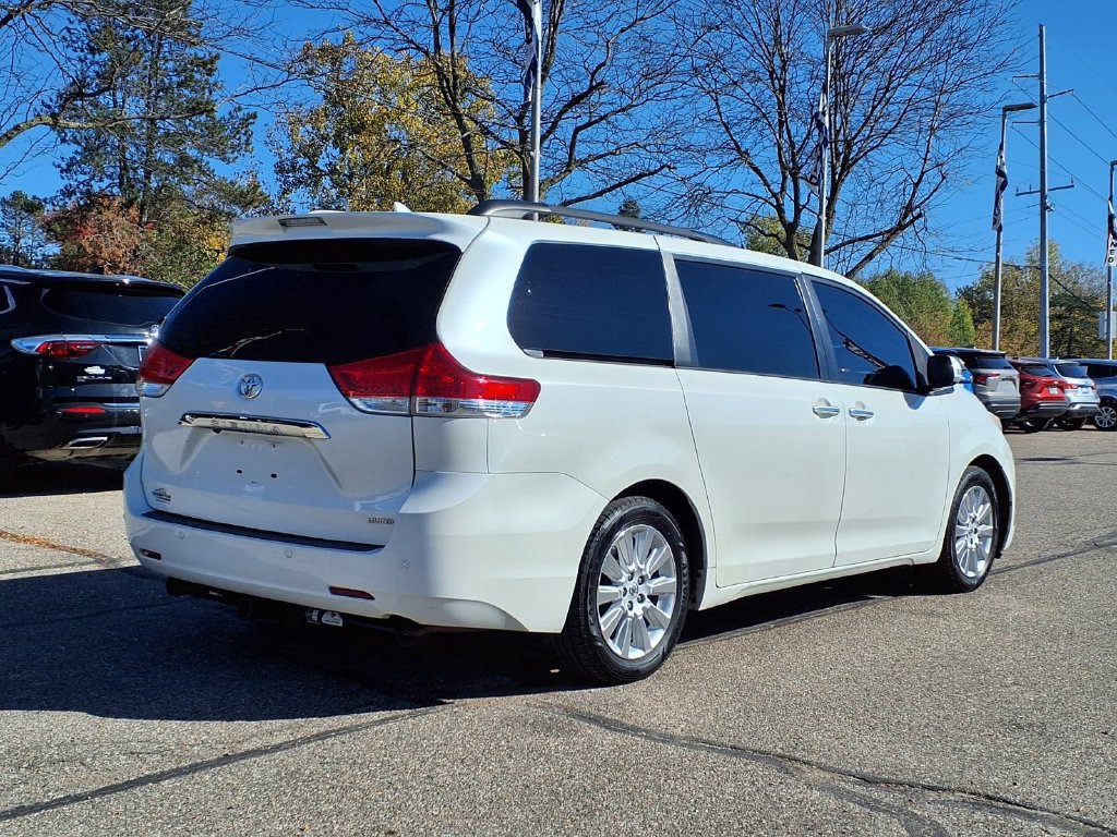 Used 2014 Toyota Sienna Limited w/ Limited Premium Package FWD image 4