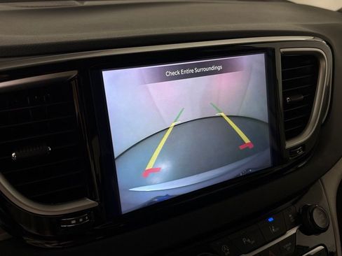 Used 2024 Chrysler Pacifica Touring-L FWD image 27