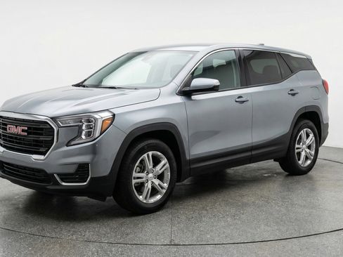 Used 2024 GMC Terrain SLE image 3