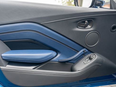 Used 2022 Aston Martin V8 Vantage Coupe image 14