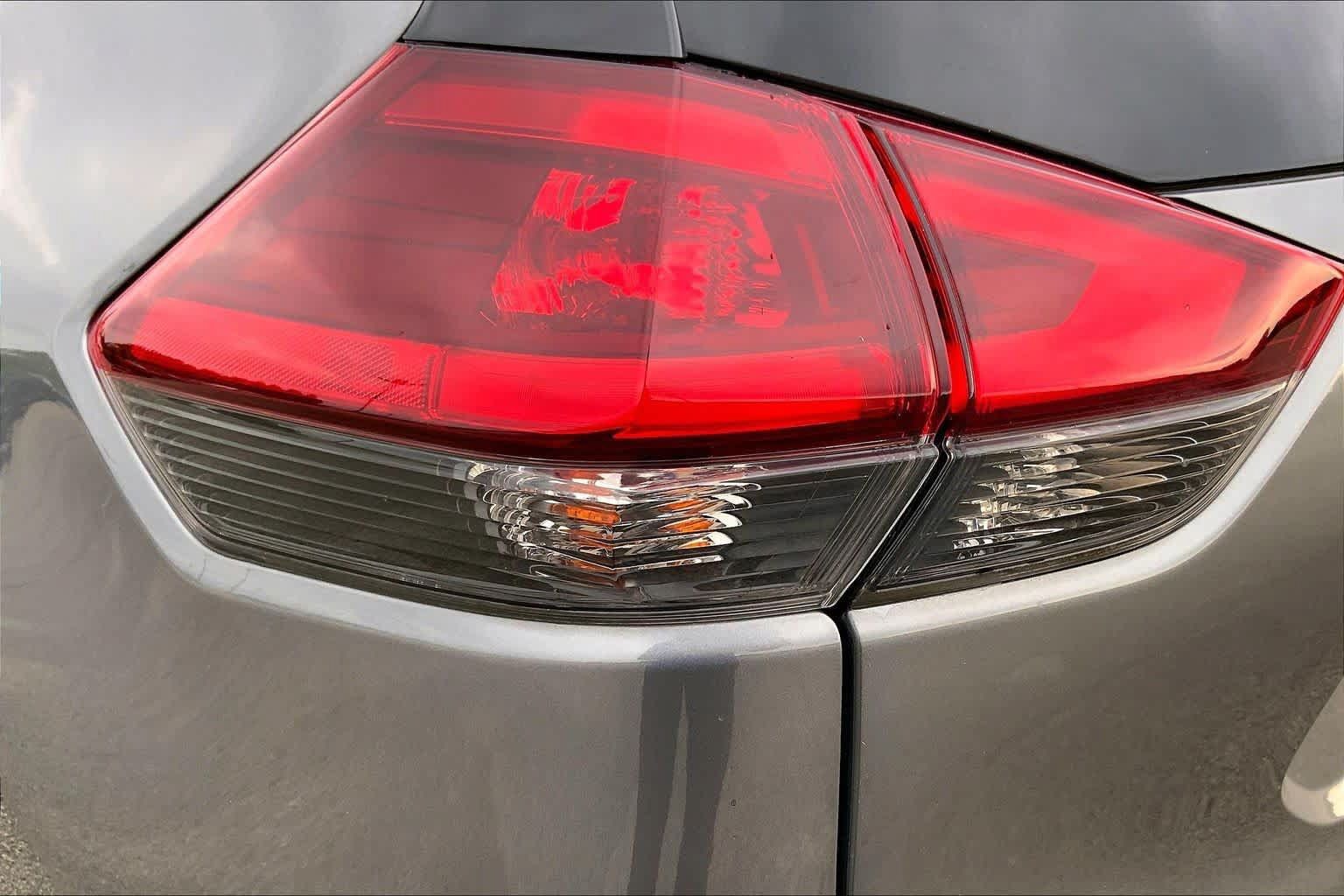 Used 2018 Nissan Rogue SV w/ Premium Package FWD image 28