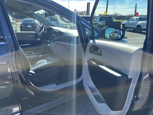 Used 2020 Chrysler Pacifica Touring-L image 14