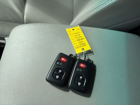 Used 2012 Toyota Highlander Limited w/ Tow Pkg image 32