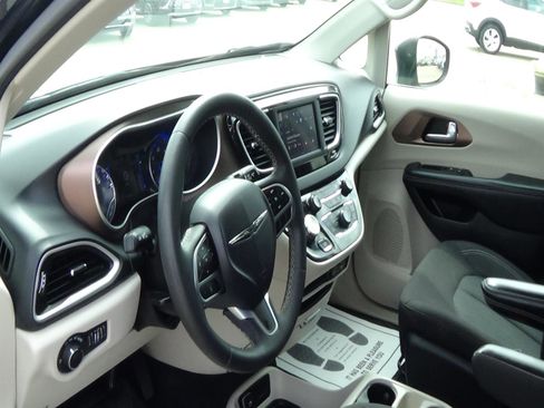 Certified 2023 Chrysler Voyager LX FWD image 16
