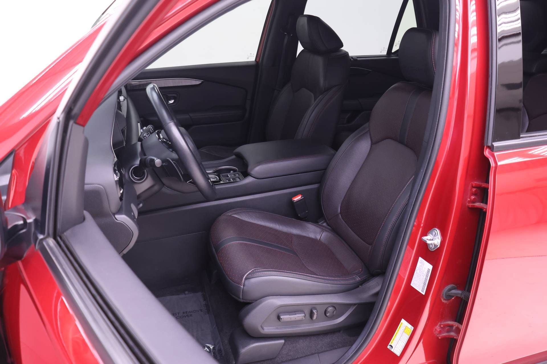 Certified 2025 Honda Pilot Black Edition image 4