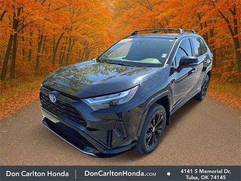 Used 2022 Toyota RAV4 SE image 3
