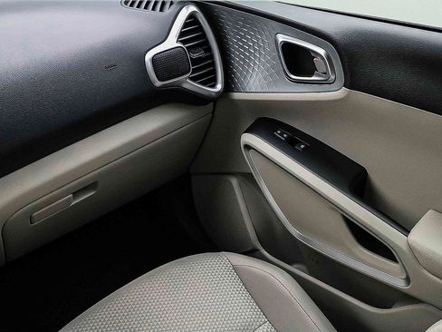 Certified 2025 Kia Soul LX image 18