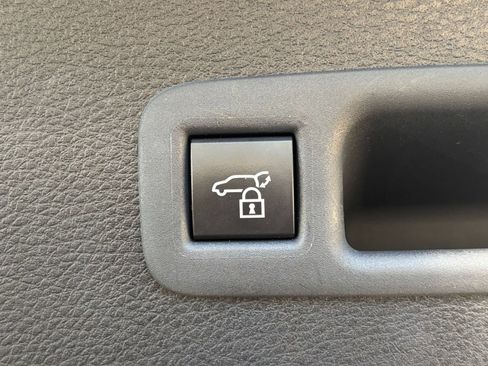 Used 2025 Toyota Sienna XLE FWD image 24