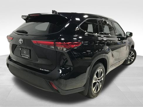 Used 2021 Toyota Highlander XLE AWD/4WD image 14