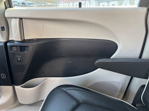 Used 2022 Chrysler Pacifica Limited image 28