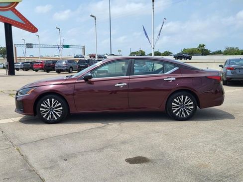 Used 2025 Nissan Altima 2.5 SV FWD image 2