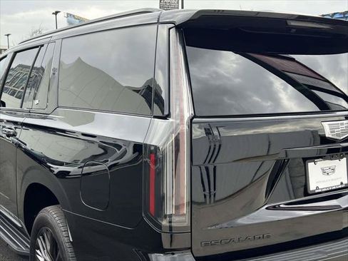 Used 2025 Cadillac Escalade ESV Sport w/ LPO, ONYX Package AWD/4WD image 13