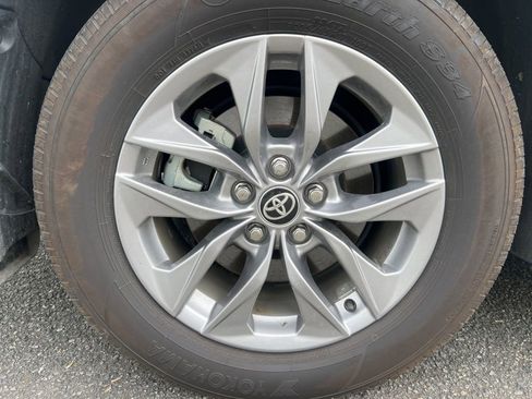 Used 2025 Toyota Sienna XLE image 12