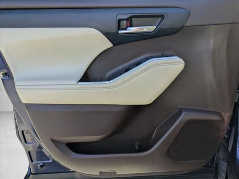 Used 2022 Toyota Highlander XLE FWD image 8