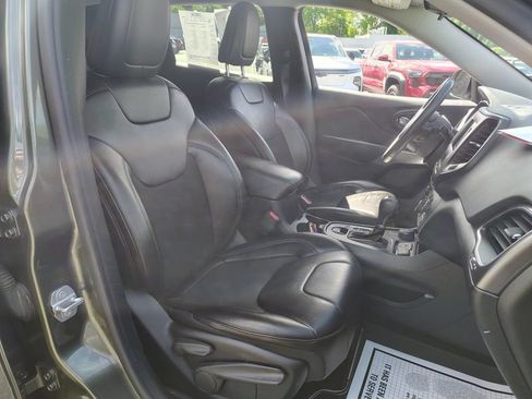 Used 2019 Jeep Cherokee Latitude Plus w/ Cold Weather Group AWD/4WD image 19