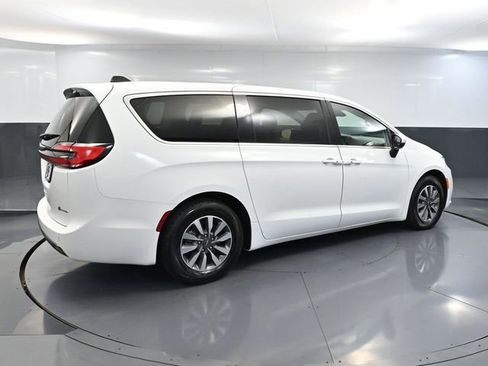 Used 2023 Chrysler Pacifica Touring-L image 5