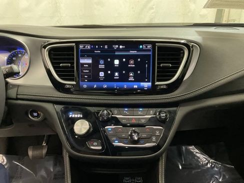Used 2025 Chrysler Pacifica Limited FWD image 17