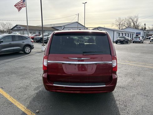 Used 2013 Chrysler Town & Country Touring image 22