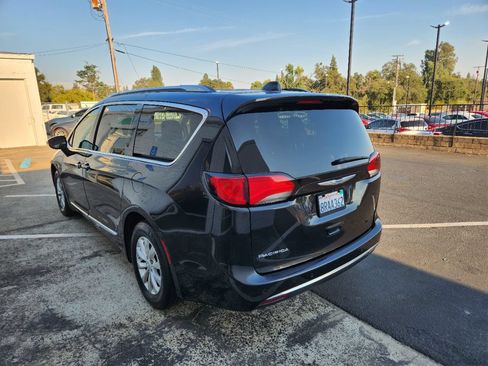 Used 2020 Chrysler Pacifica Touring-L FWD image 3