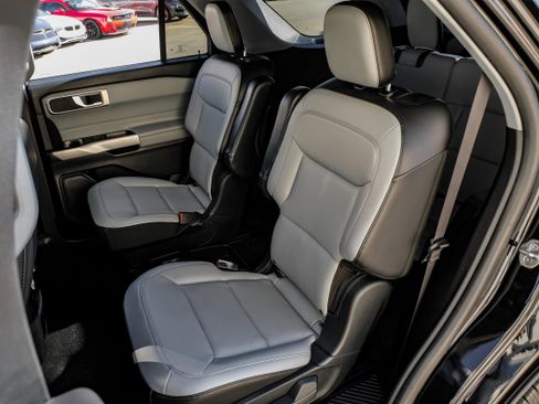 Used 2021 Ford Explorer XLT w/ Equipment Group 202A image 35