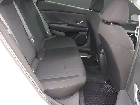 Used 2025 Hyundai Elantra SE FWD image 17