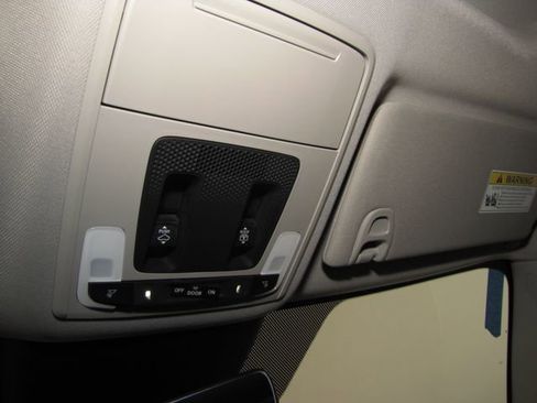 Used 2025 Honda Pilot Touring image 8