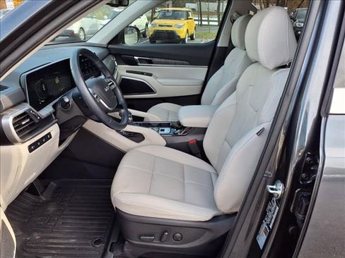Used 2024 Kia Telluride EX w/ EX Captain's Chair Package image 12