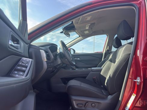 Used 2025 Nissan Rogue SV image 10